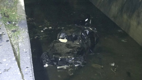 Vídeo: motorista morre após perder controle de BMW e cair em córrego em SP