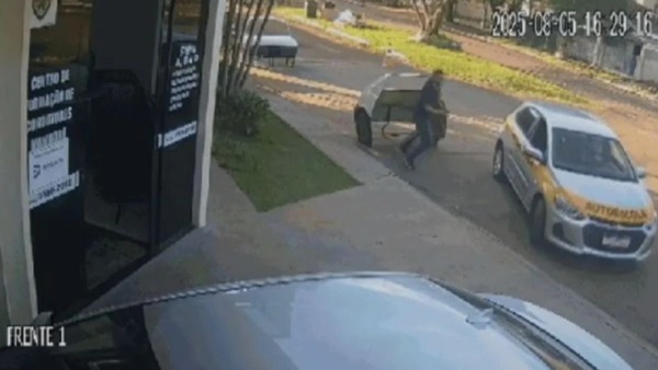 Vídeo: aluna aprendendo a fazer baliza perde o controle do carro e invade autoescola no Paraná