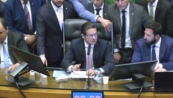 Câmara analisa pedido de afastamento de deputados que fizeram motim