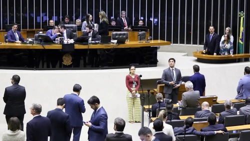 Sem acordo, Câmara não pauta foro privilegiado nem anistia a 8/1