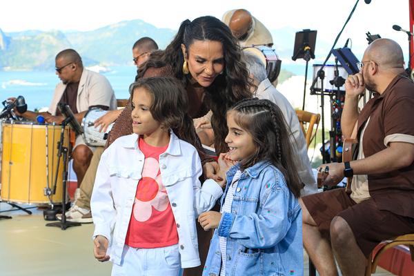 Filhas de Ivete Sangalo roubam a cena durante gravação do projeto “Clareou”
