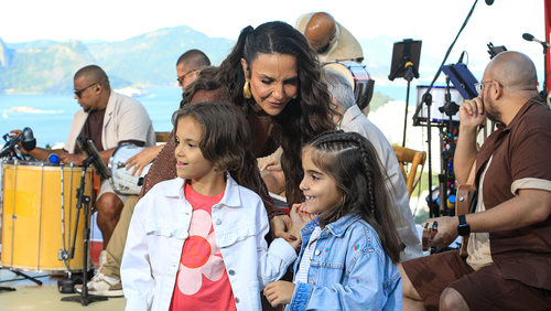 Filhas de Ivete Sangalo roubam a cena durante gravação do projeto “Clareou”