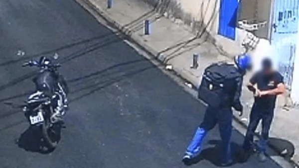 Homem não consegue tirar aliança e leva quatro tiros em assalto na Grande SP