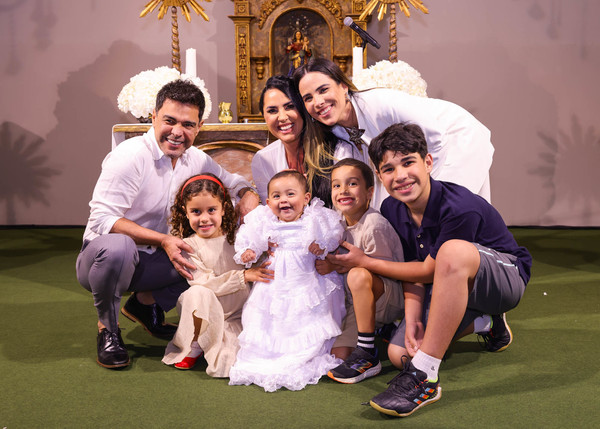 Batizado de Clara, filha de Zezé Di Camargo e Graciele, reune família do sertanejo