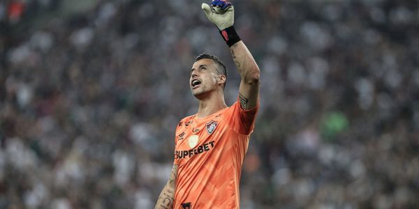Fábio vira jogador com mais partidas disputadas no futebol mundial