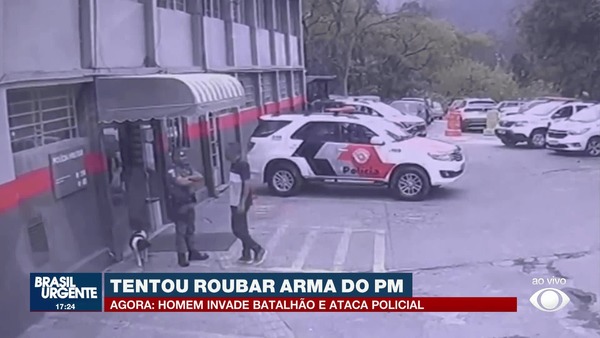 Homem invade base da PM em SP e tenta roubar arma de policial; veja vídeo