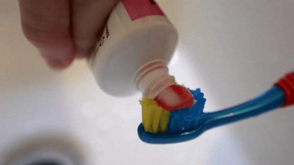 Cabelo na pasta pode salvar seus dentes; entenda