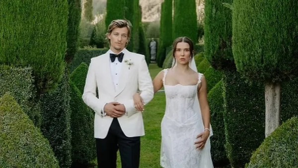 Atriz Millie Bobby Brown adota menina com o marido, filho de Bon Jovi