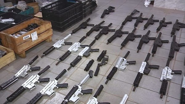Polícia descobre fábrica clandestina de fuzis que operava sob fachada de peças de avião