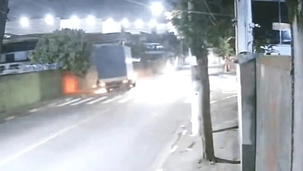 Caminhoneiro reage a assalto, atropela casal e mata motociclista em Diadema (SP)