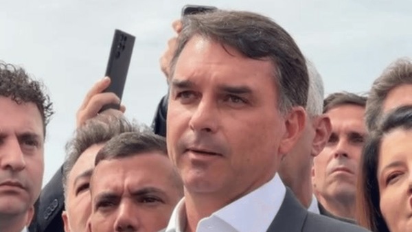 Flávio Bolsonaro diz que mãe e avós foram feitos reféns em assalto: “Arma na cabeça”