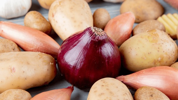 Batatas e cebolas estão mais baratas nos supermercados, aponta Conab