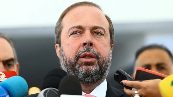 Ministro de Lula anuncia gratuidade em botijão de gás para 17 milhões de famílias