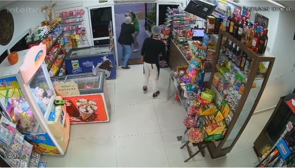VÍDEO: Dona de padaria reage a assalto e expulsa ladrão com vassouradas