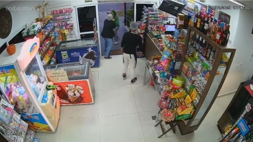 VÍDEO: Dona de padaria reage a assalto e expulsa ladrão com vassouradas