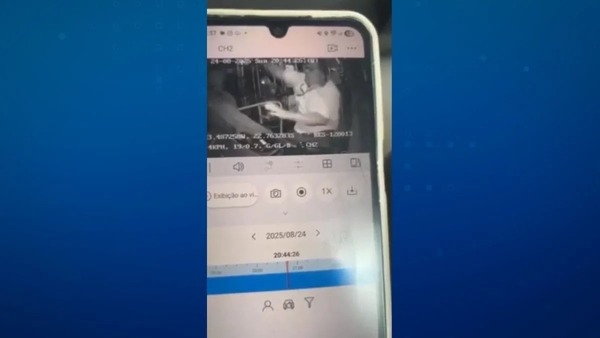 Vídeo: motorista reage a assalto, briga com criminoso e bate ônibus em poste