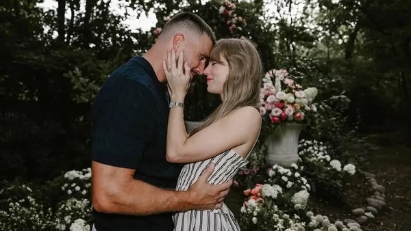 Taylor Swift exibe anel de noivado e anuncia casamento com Travis Kelce após 2 anos de namoro