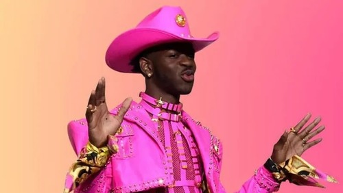 Lil Nas X tranquiliza fãs após deixar prisão: 'Vai ficar tudo bem'