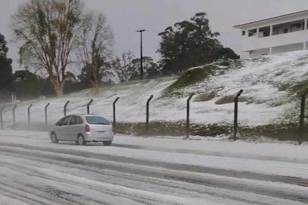 Tempestade de granizo em Castro, no Paraná, danifica 600 casas e afeta 2 mil pessoas