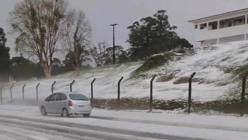 Tempestade de granizo em Castro, no Paraná, danifica 600 casas e afeta 2 mil pessoas