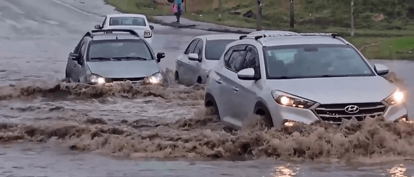 Temporal alaga ruas de Curitiba, no Paraná, e Defesa Civil emite alerta para a cidade