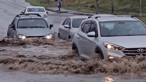 Temporal alaga ruas de Curitiba, no Paraná, e Defesa Civil emite alerta para a cidade