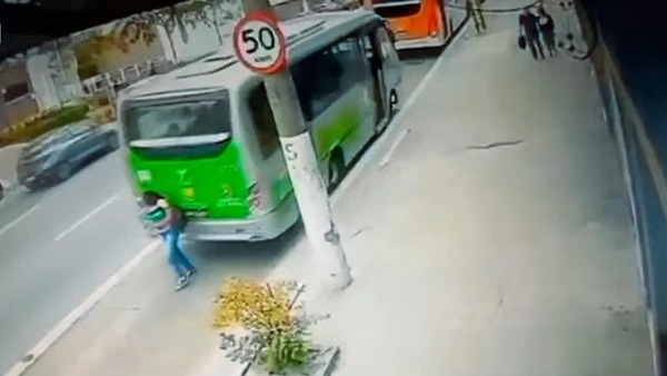 Motorista dá ré em ônibus, e mulher morre atropelada em São Paulo