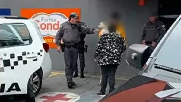 Homem é morto por segurança particular após tentar entrar em mercado com cachorro