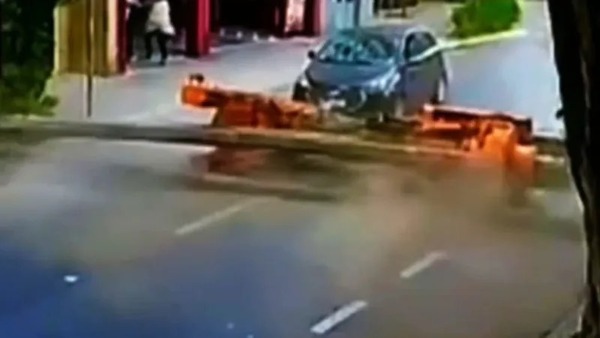 Máquina cai e quase atinge carro no centro de São Paulo