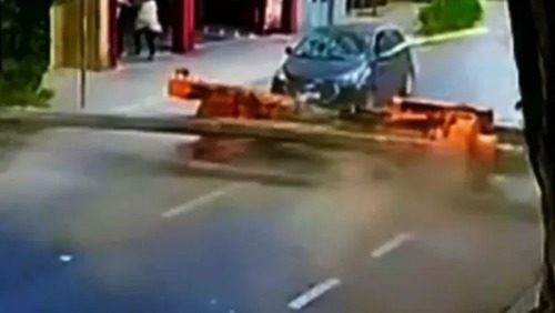 Máquina cai e quase atinge carro no centro de São Paulo
