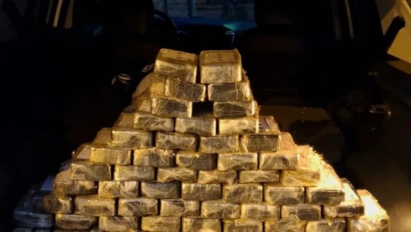 Juiz que soltou homem preso com 200 quilos de cocaína corrige decisão, mas suspeito fica solto