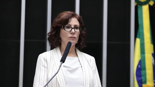 Alegando risco de fuga, Justiça da Itália mantém Carla Zambelli presa