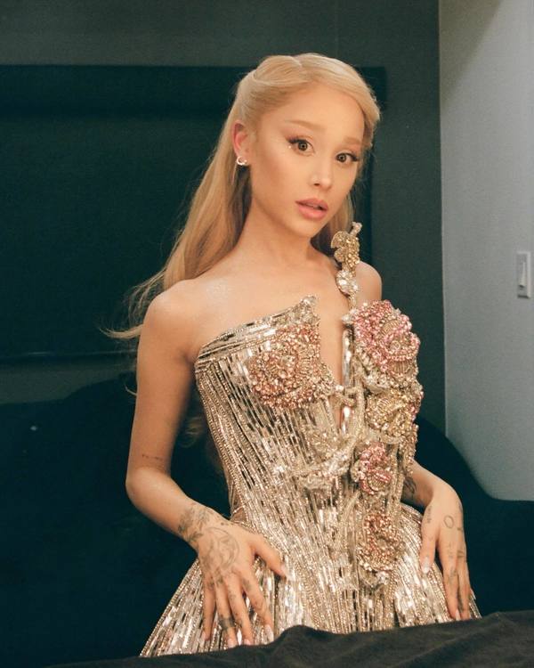 Maquiador de Ariana Grande debocha de fãs após Brasil ser excluído de turnê: "Foi muito rude"