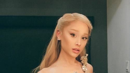 Maquiador de Ariana Grande debocha de fãs após Brasil ser excluído de turnê: "Foi muito rude"