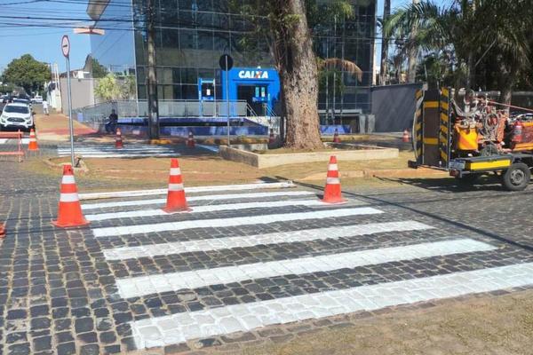 Avenida Nove de Julho recebe novas demarcações de sinalização de trânsito