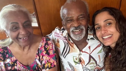 Camila Pitanga posta foto com os pais após polêmica e fãs apontam indireta: ‘Minhas raízes’
