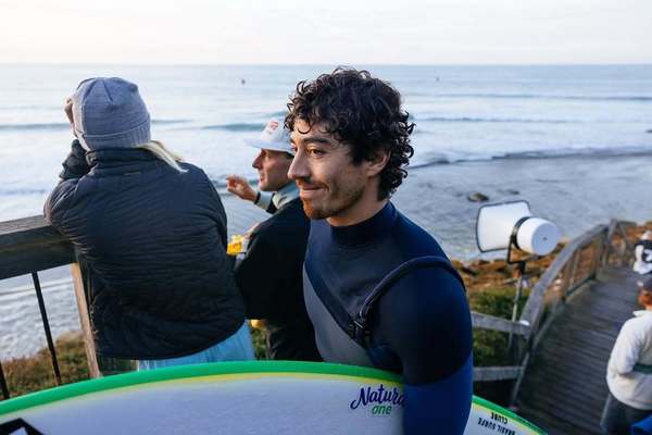 Yago Dora é campeão mundial de surfe profissional