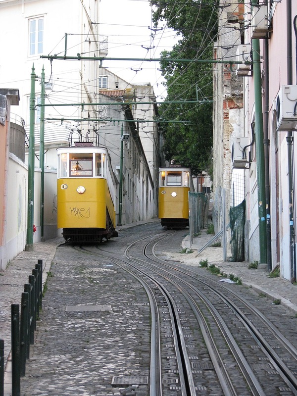 Brasileiro está entre os feridos em descarrilamento de bondinho em Lisboa