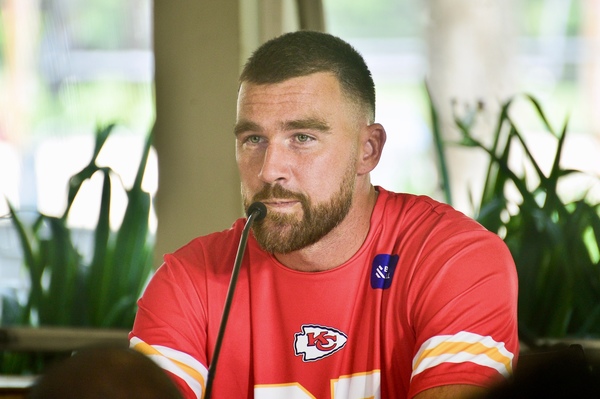 Travis Kelce, noivo de Taylor Swift, rouba a cena no Brasil