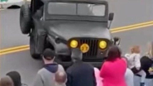 Motorista perde controle e atropela duas pessoas durante desfile militar em Brusque (SC)