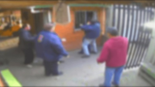 Vídeo: homem invade empresa para atacar esposa e é derrubado com mata-leão