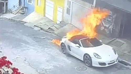 Criminosos incendeiam Porsche em frente à casa do dono na Zona Sul de SP