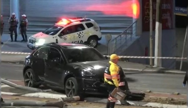 Motorista de Porsche foge depois de bater e derrubar poste na Zona Leste de SP