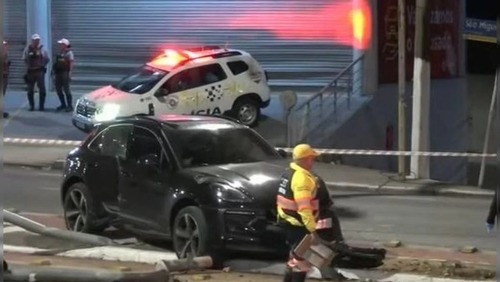 Motorista de Porsche foge depois de bater e derrubar poste na Zona Leste de SP