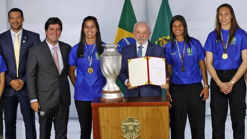 Lula diz que enviará projeto de lei para incentivar futebol feminino