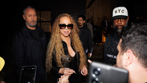 Mariah Carey chega ao Brasil e atende fãs na porta de hotel