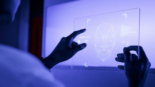 Inteligência artificial ameaça aprendizado da escrita, alerta autor