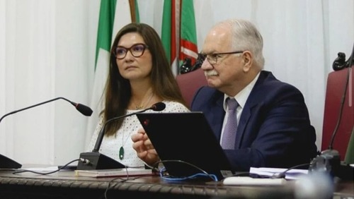 Filha de ministro do STF é xingada de ‘lixo comunista’ e leva cusparada na UFPR