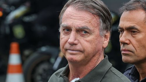 Após retirada de lesões da pele, Bolsonaro volta à prisão domiciliar