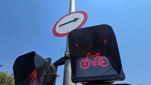 Novos semáforos em rotatória da zona Norte contam com painel exclusivo para ciclistas